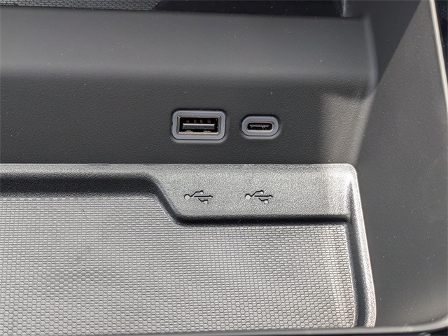 Vehicle image 28 of 32