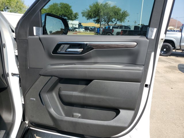 2025 Chevrolet Suburban Premier Image 32 of 35