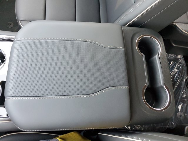 2025 Chevrolet Suburban Premier Image 22 of 35