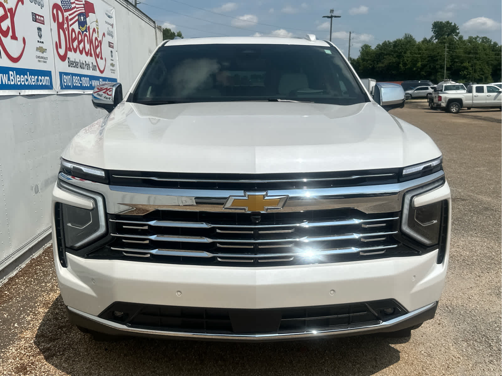2025 Chevrolet Suburban Premier Image 2 of 51
