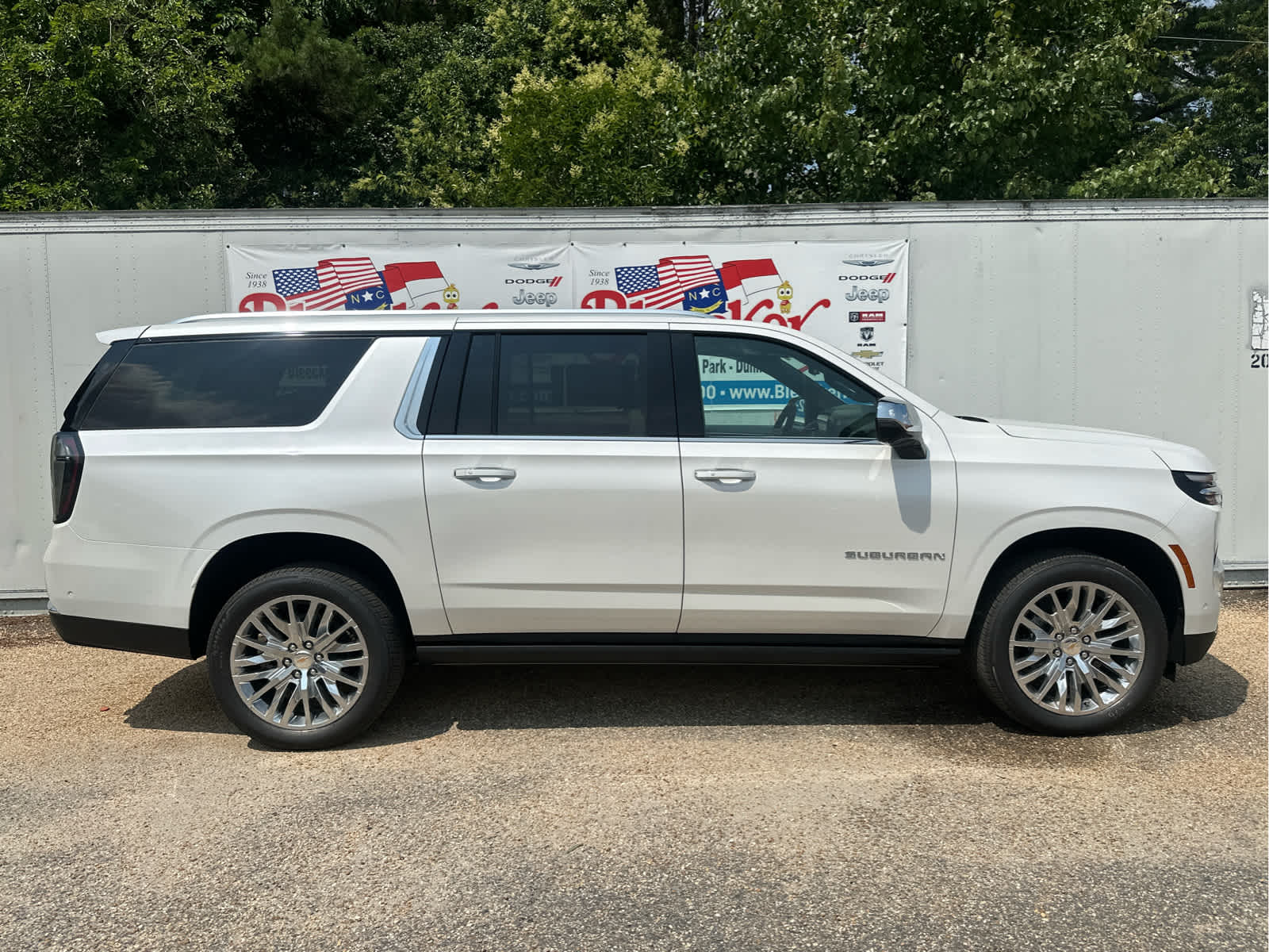 2025 Chevrolet Suburban Premier Image 4 of 51