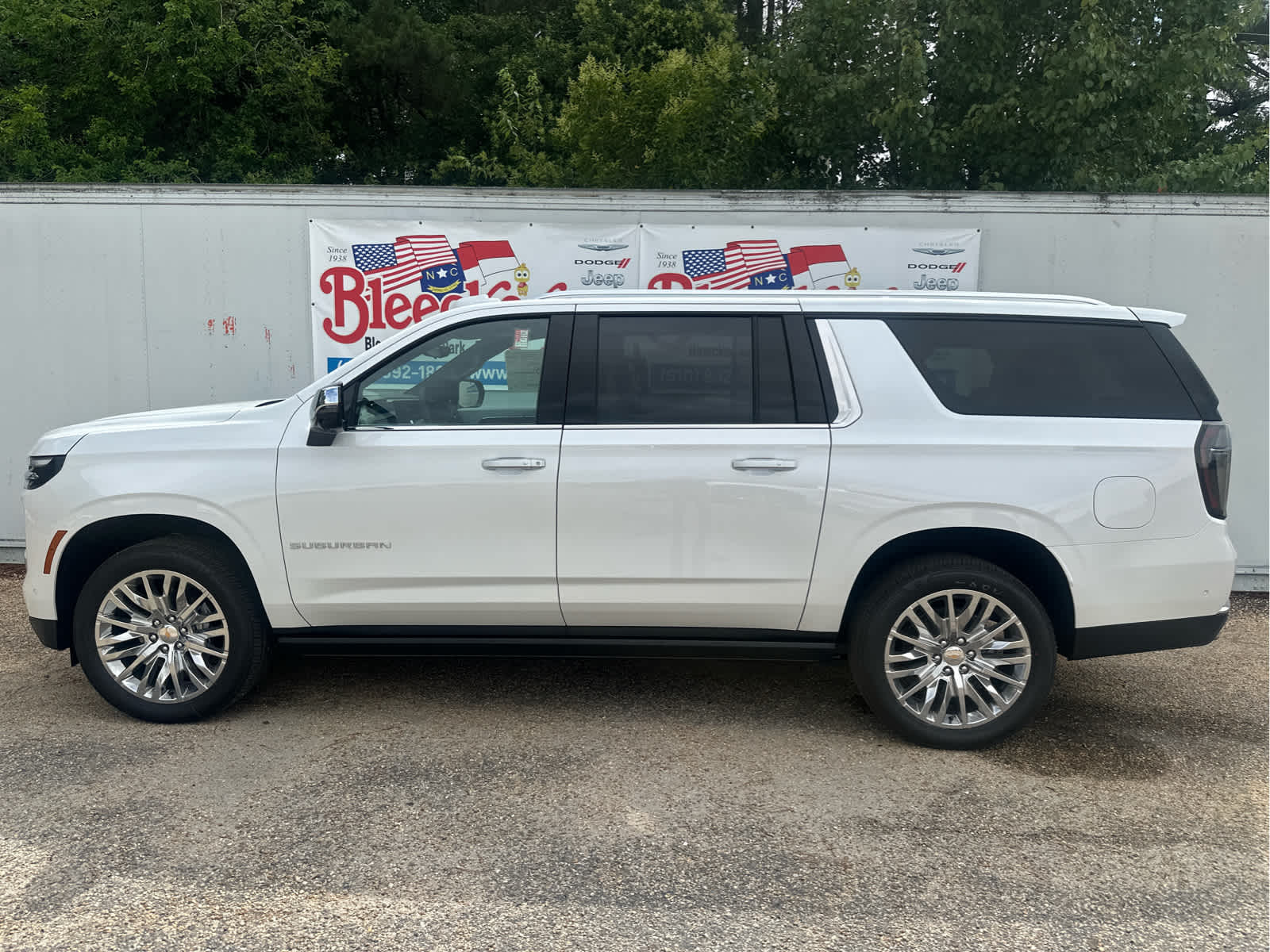 2025 Chevrolet Suburban Premier Image 7 of 54