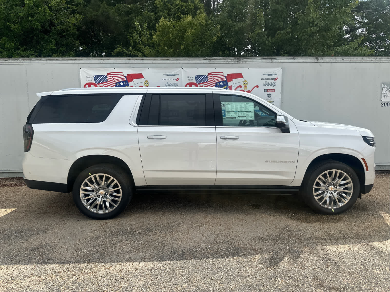2025 Chevrolet Suburban Premier Image 3 of 54