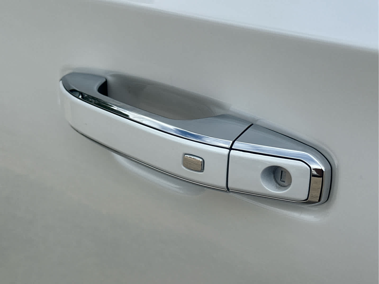 2025 Chevrolet Suburban Premier Image 16 of 54