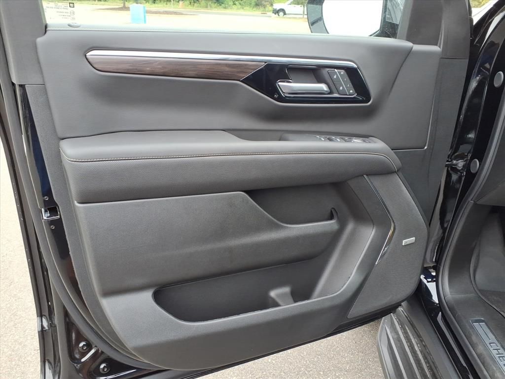 2025 Chevrolet Suburban Premier Image 22 of 31