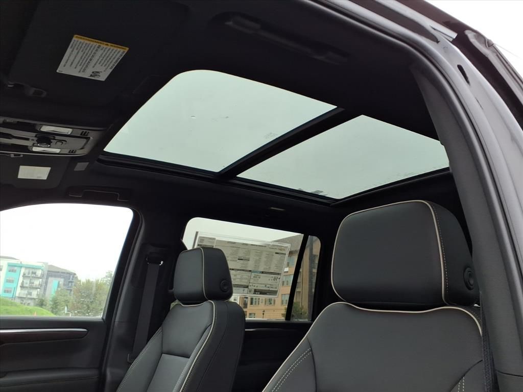 2025 Chevrolet Suburban Premier Image 13 of 31