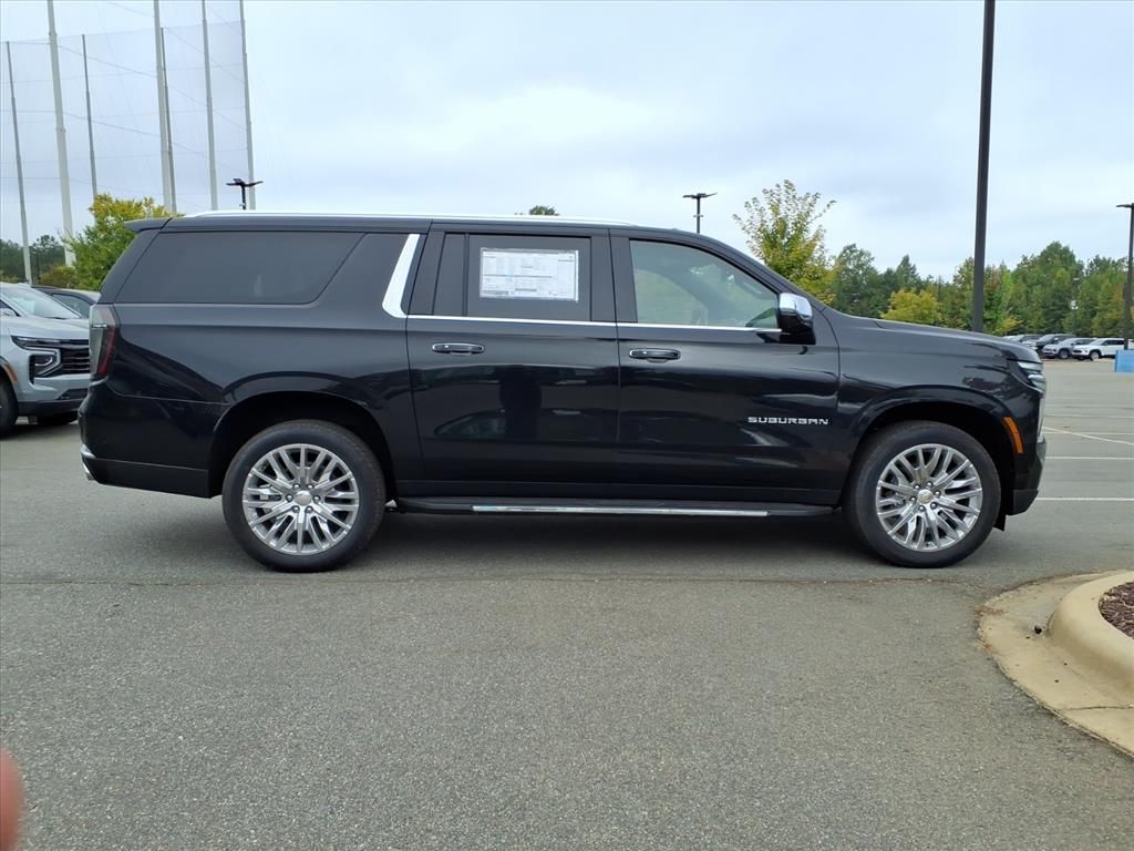 2025 Chevrolet Suburban Premier Image 4 of 31