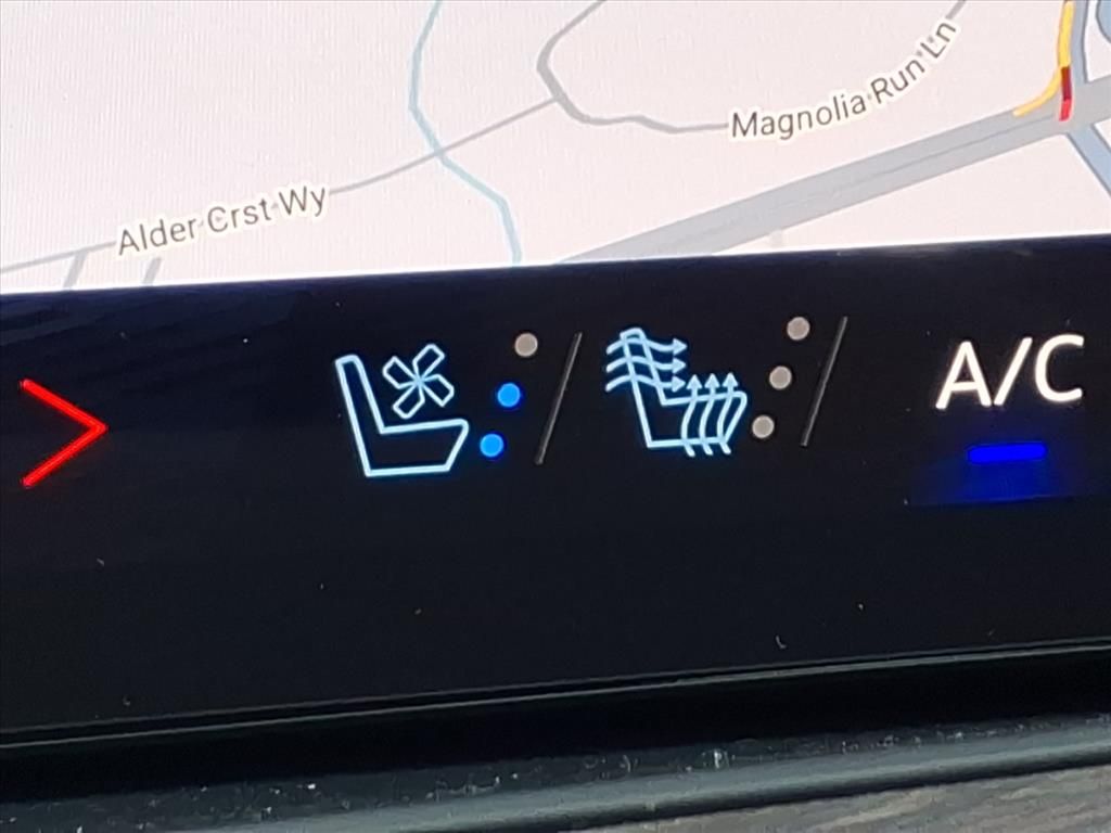 2025 Chevrolet Suburban Premier Image 18 of 31