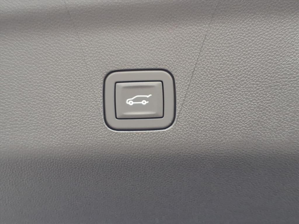 2025 Chevrolet Suburban Premier Image 28 of 31