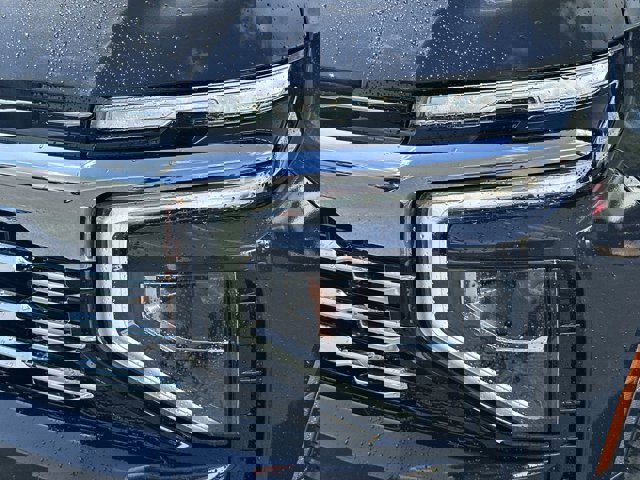 2025 Chevrolet Suburban Premier Image 14 of 23