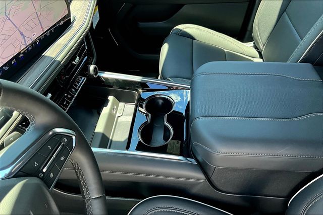 2025 Chevrolet Suburban Premier Image 11 of 15