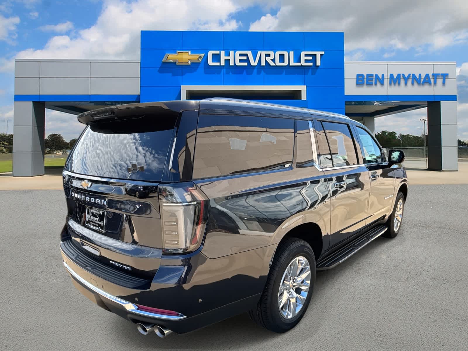 2025 Chevrolet Suburban Premier Image 3 of 52