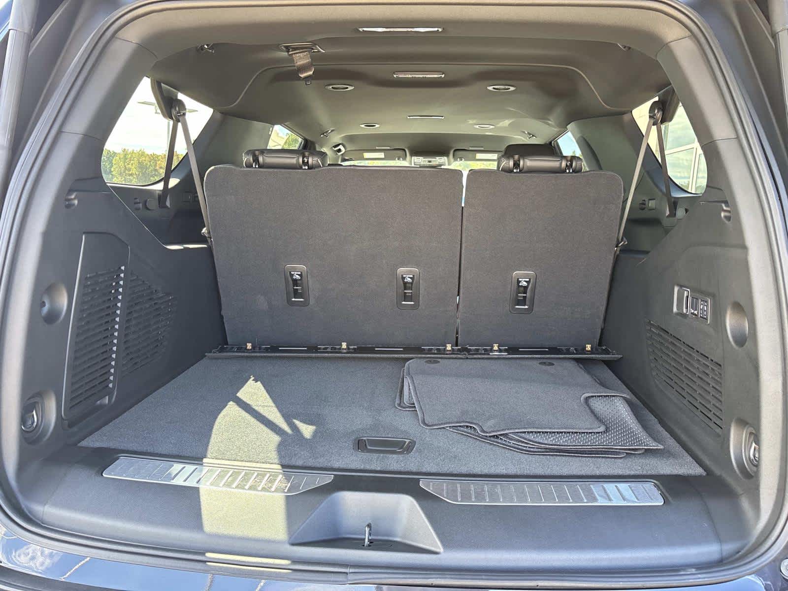 2025 Chevrolet Suburban Premier Image 9 of 52