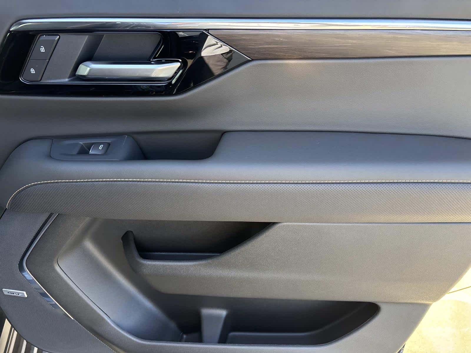 2025 Chevrolet Suburban Premier Image 21 of 52