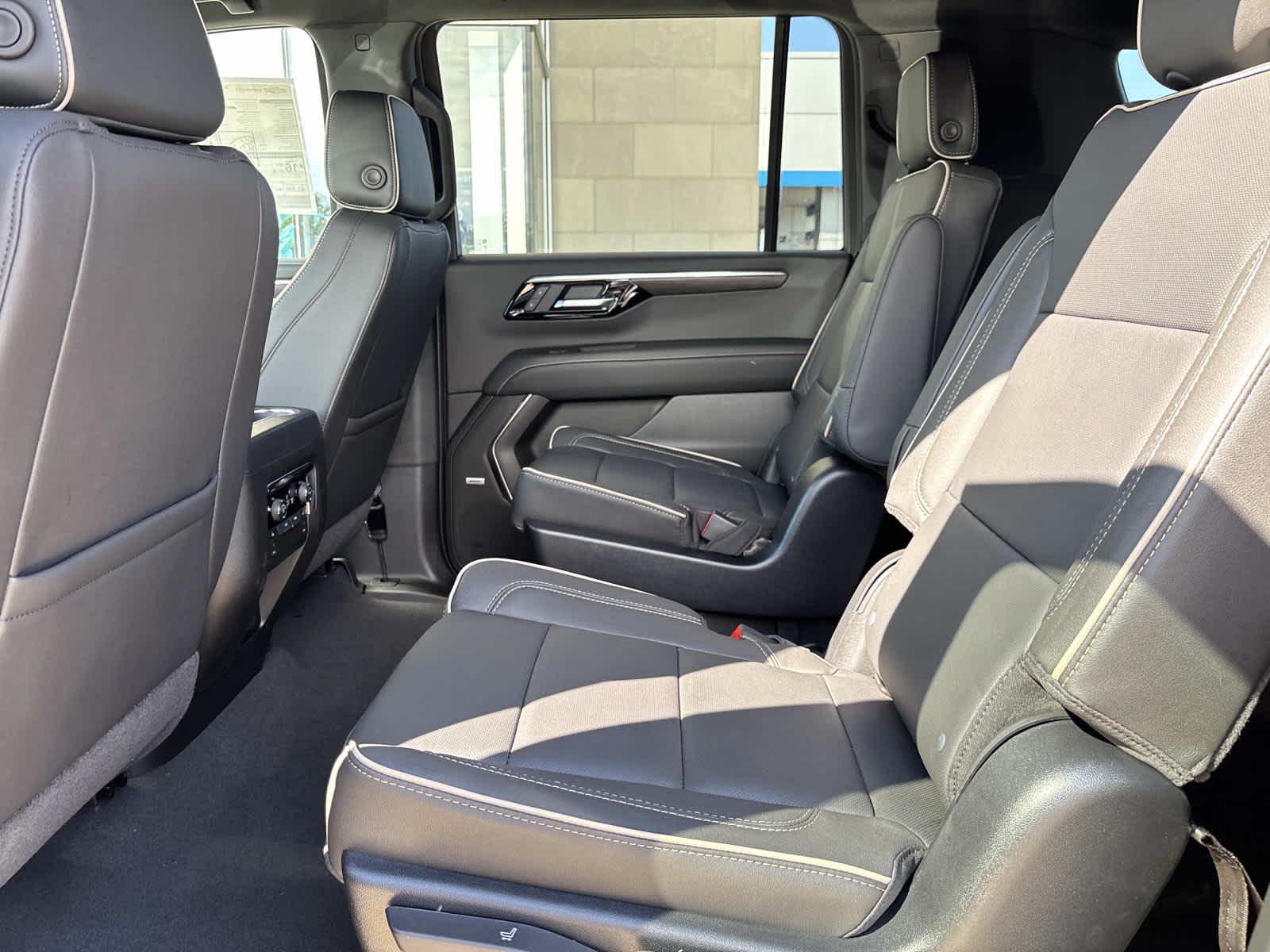 2025 Chevrolet Suburban Premier Image 11 of 52