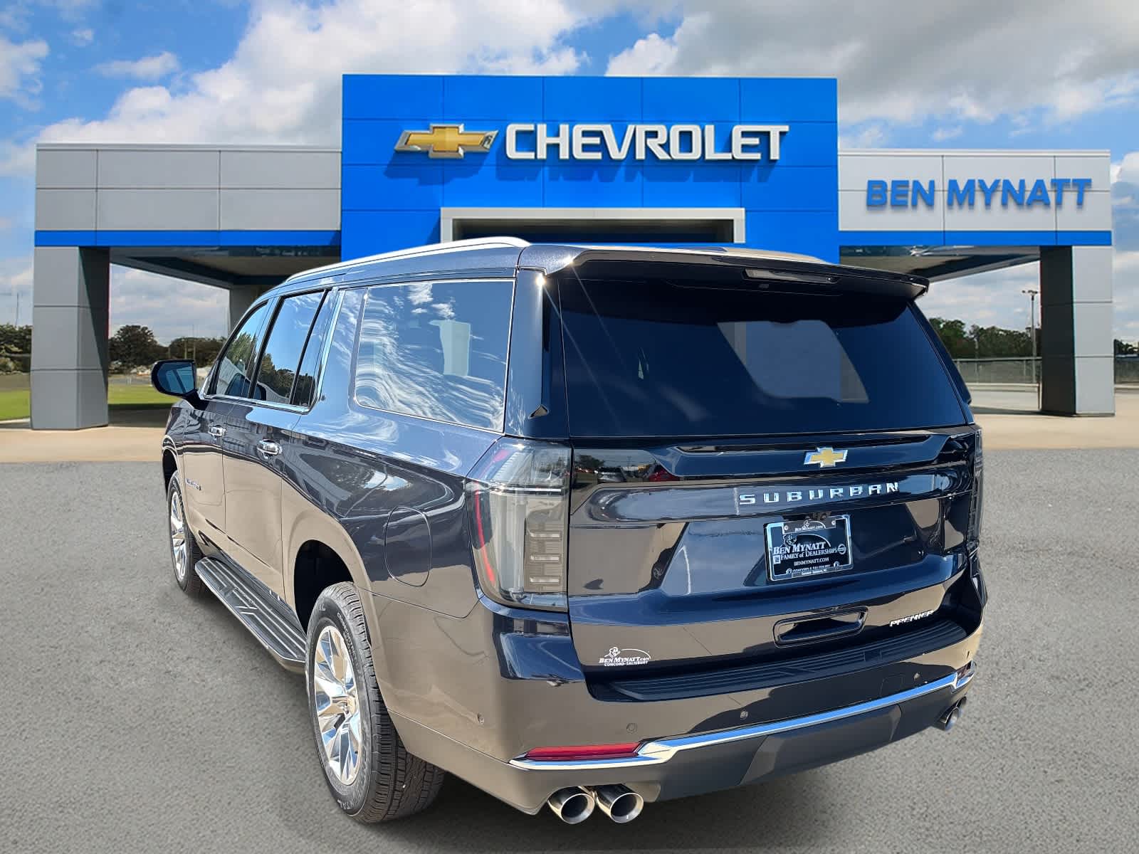 2025 Chevrolet Suburban Premier Image 6 of 52