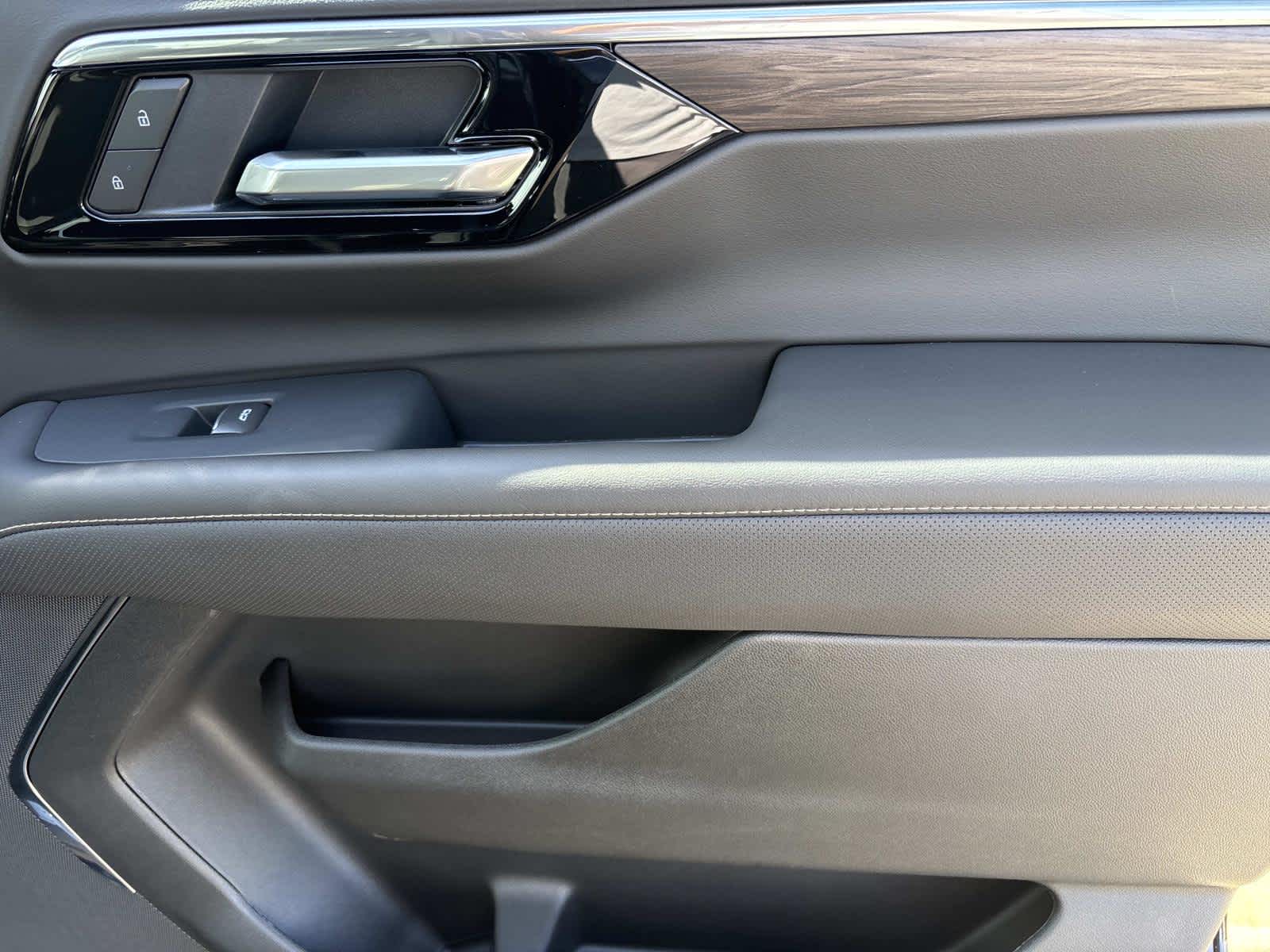 2025 Chevrolet Suburban Premier Image 23 of 52