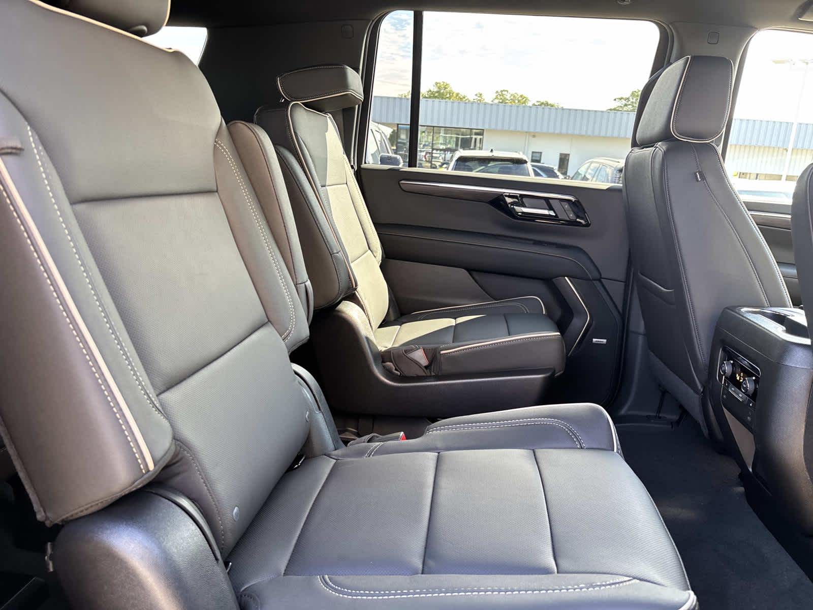 2025 Chevrolet Suburban Premier Image 10 of 52