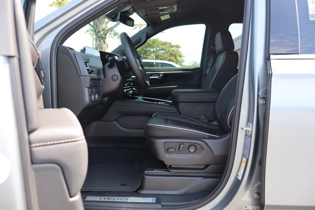 2025 Chevrolet Suburban Premier Image 9 of 18