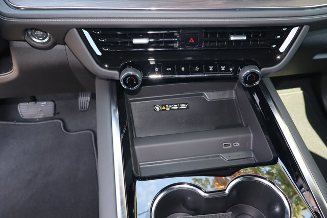 2025 Chevrolet Suburban Premier Image 15 of 18