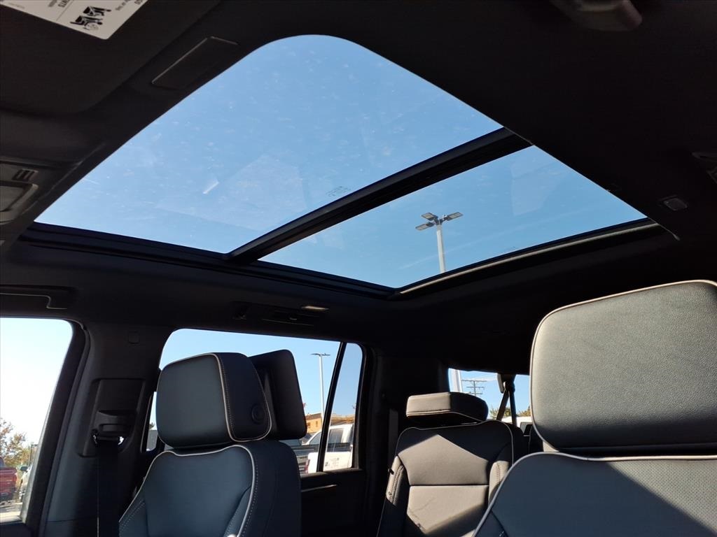 2025 Chevrolet Suburban Premier Image 13 of 30