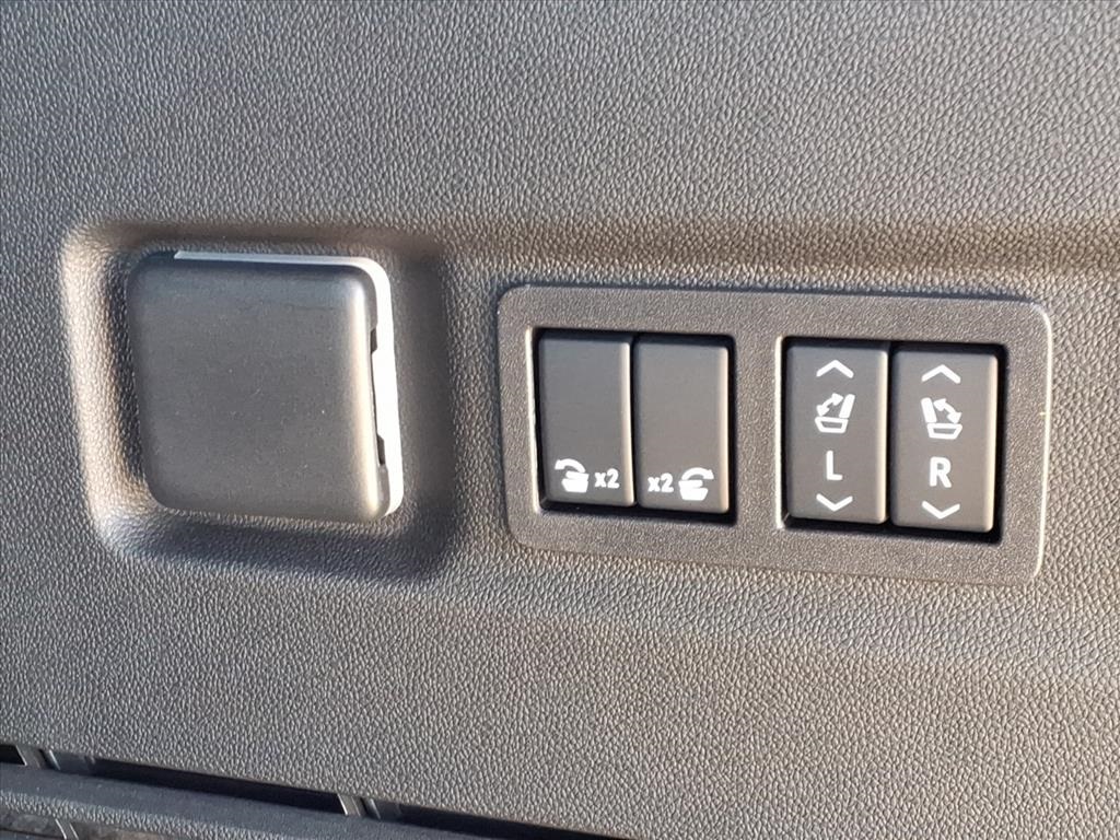 2025 Chevrolet Suburban Premier Image 20 of 30