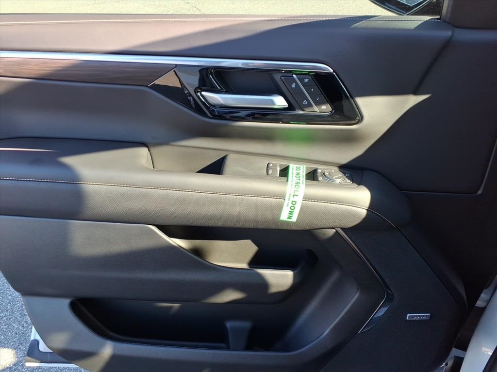 2025 Chevrolet Suburban Premier Image 19 of 30