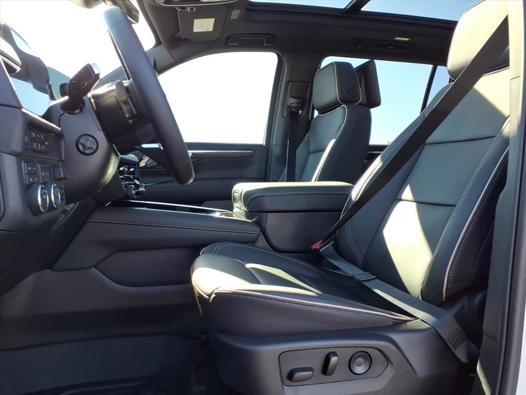 2025 Chevrolet Suburban Premier Image 11 of 30