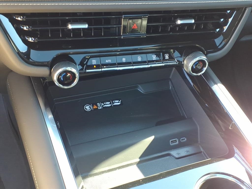 2025 Chevrolet Suburban Premier Image 27 of 30