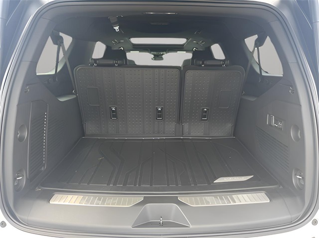 2025 Chevrolet Suburban RST Image 12 of 35