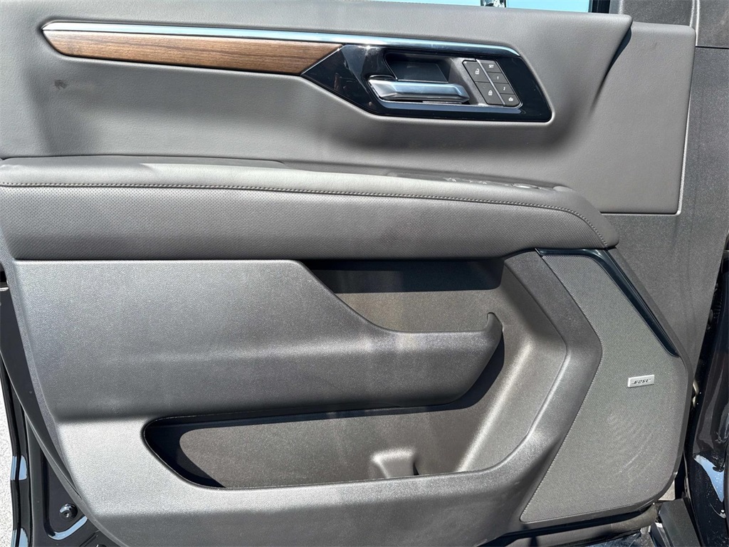Vehicle image 13 of 19