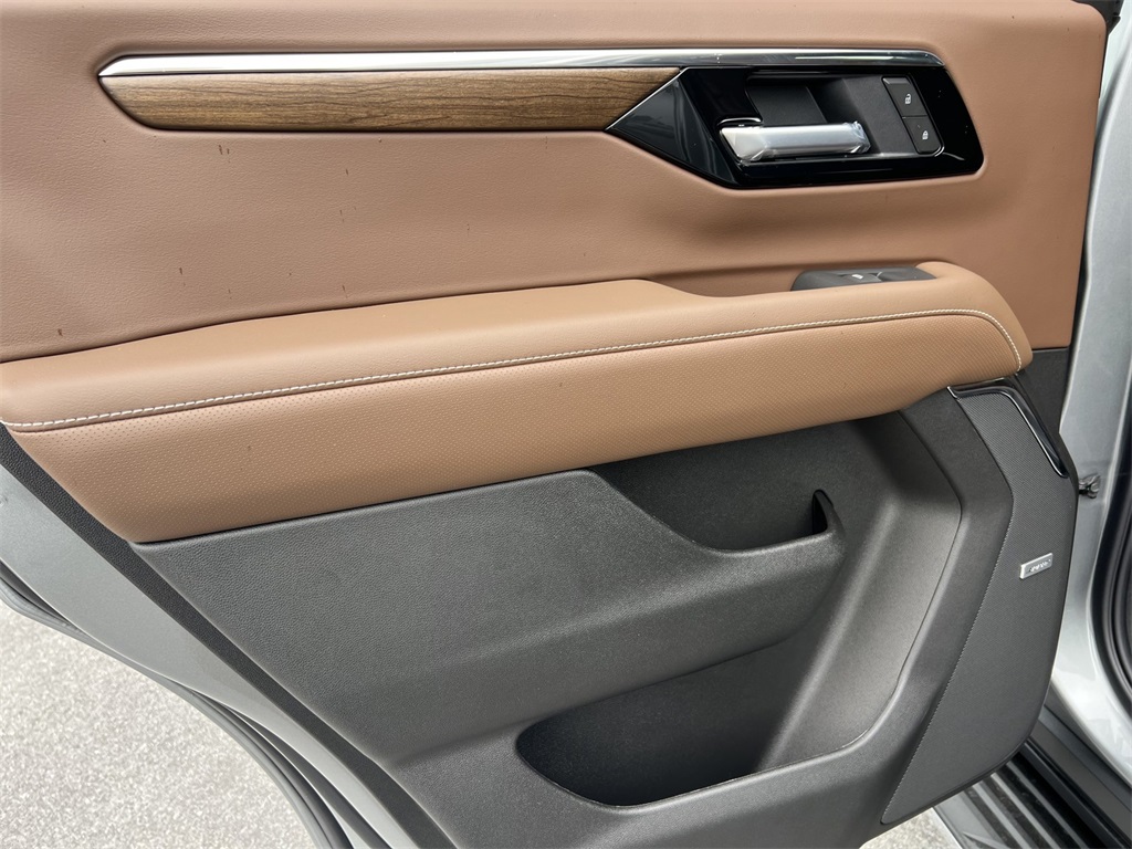Vehicle image 25 of 38