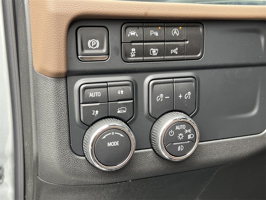 Vehicle image 27 of 38