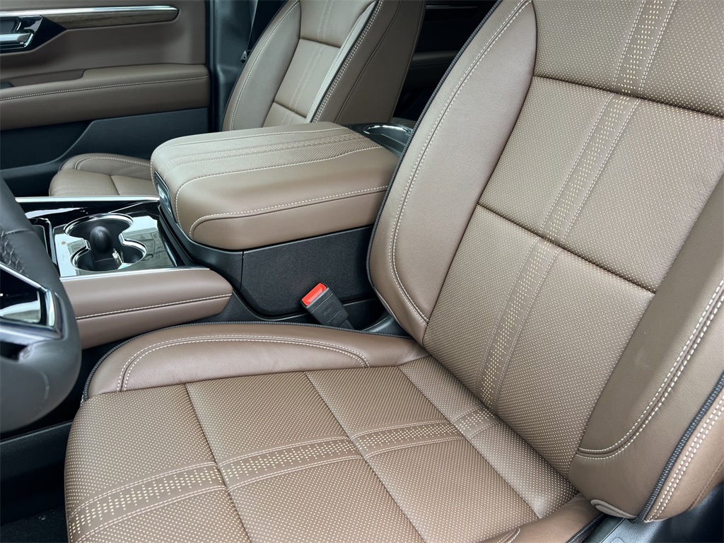 Vehicle image 16 of 38