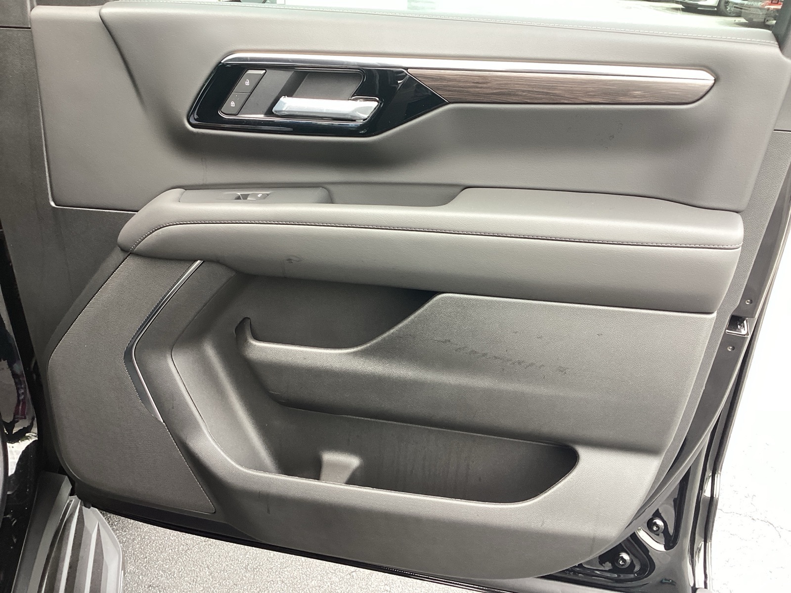 Vehicle image 25 of 32