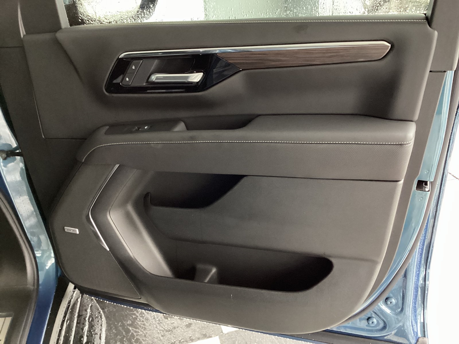 Vehicle image 34 of 38