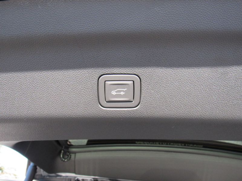 Vehicle image 21 of 25