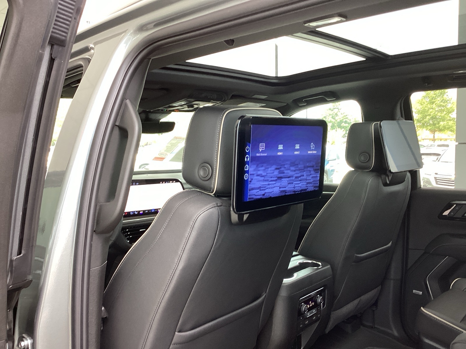 Vehicle image 25 of 27