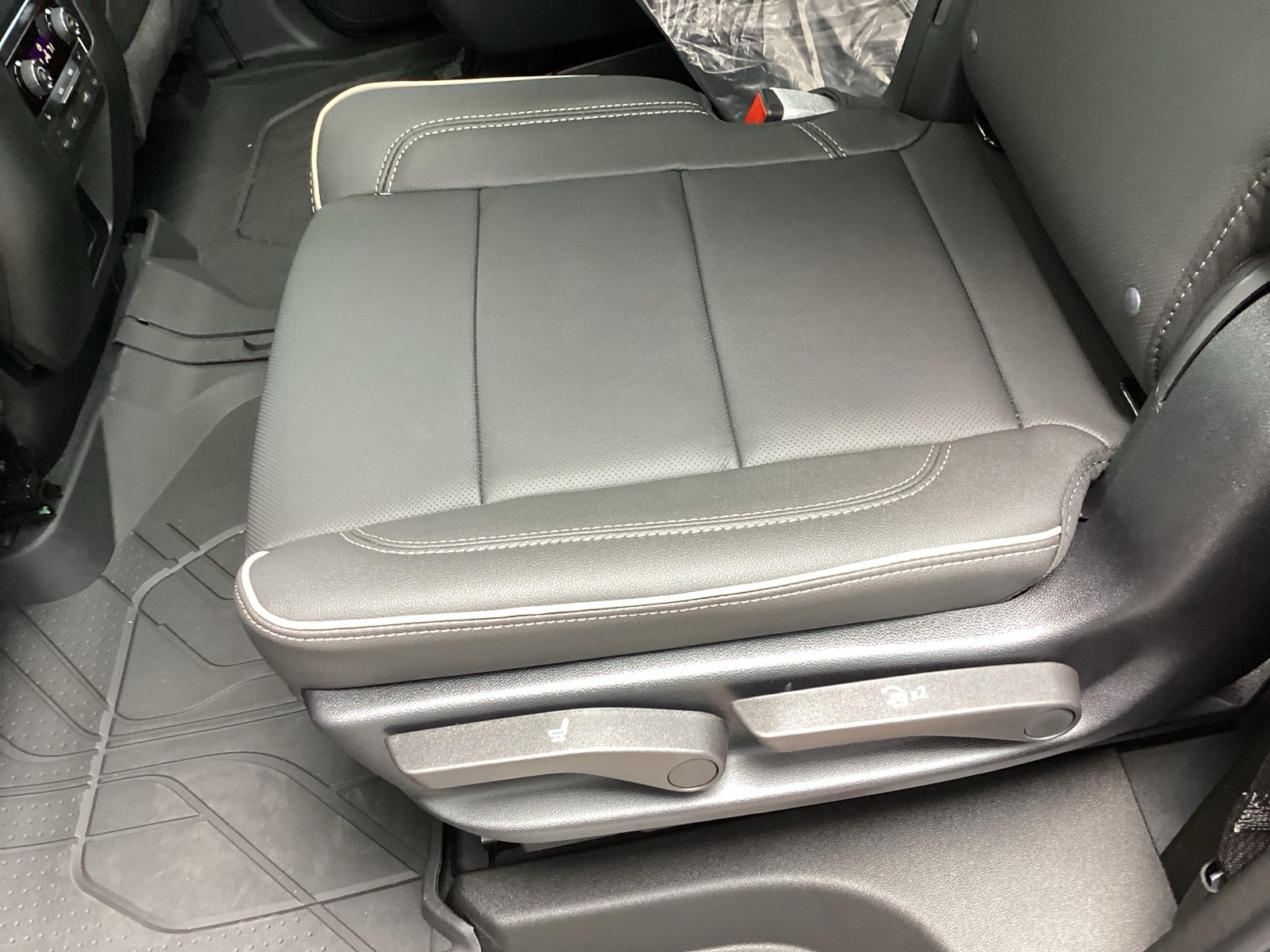 Vehicle image 15 of 27