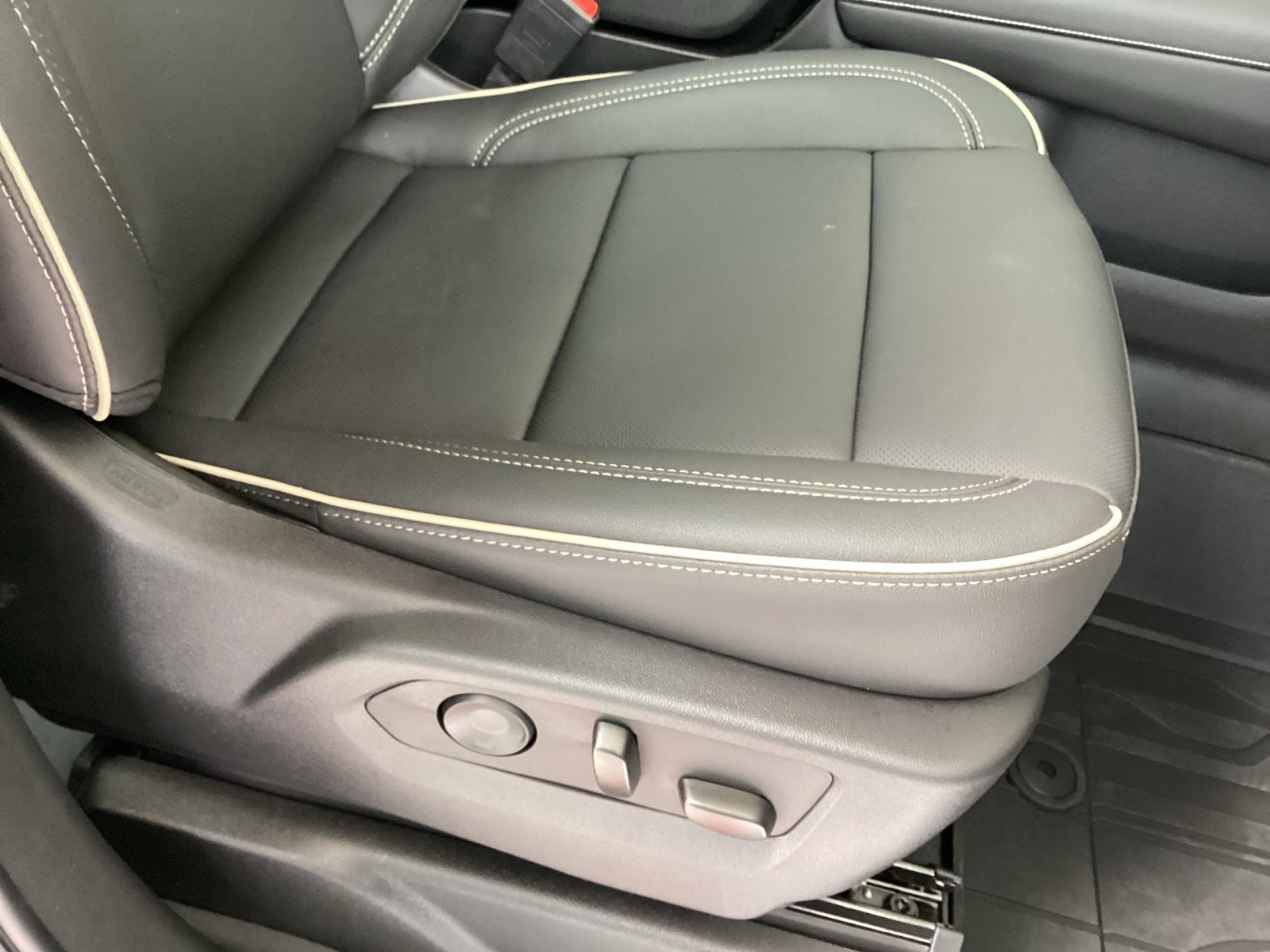 Vehicle image 26 of 27
