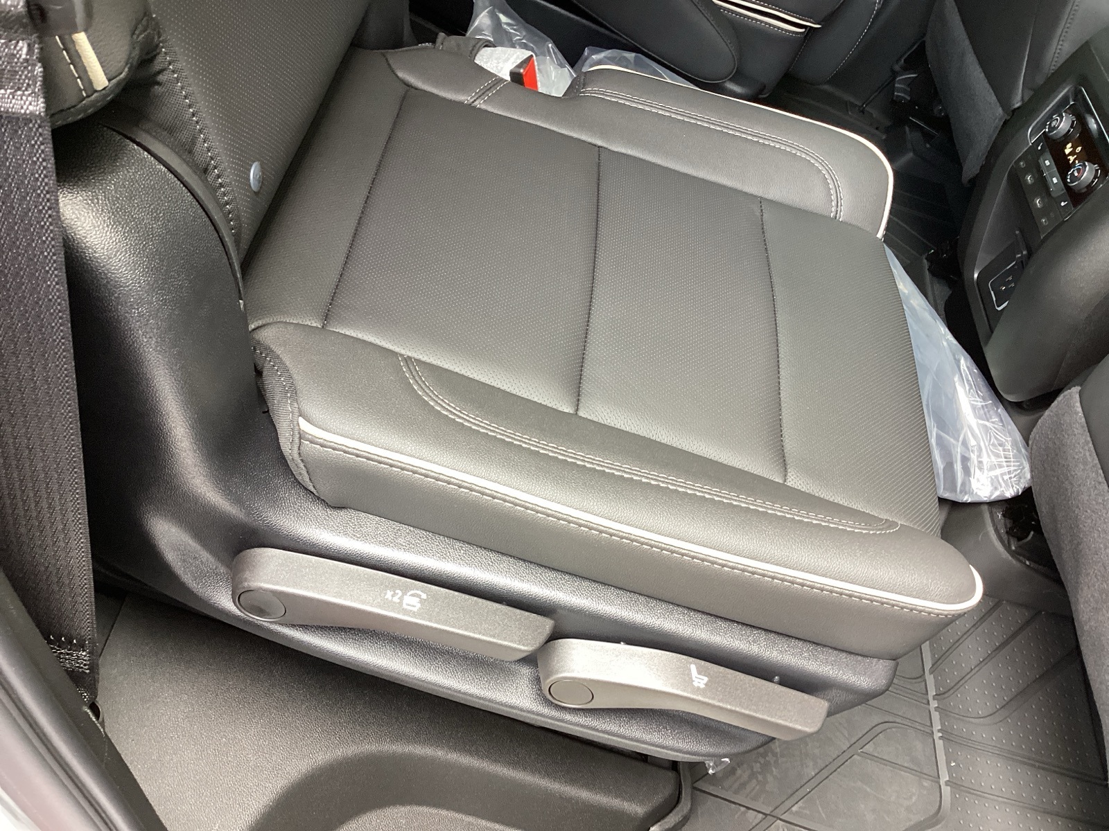 Vehicle image 17 of 27