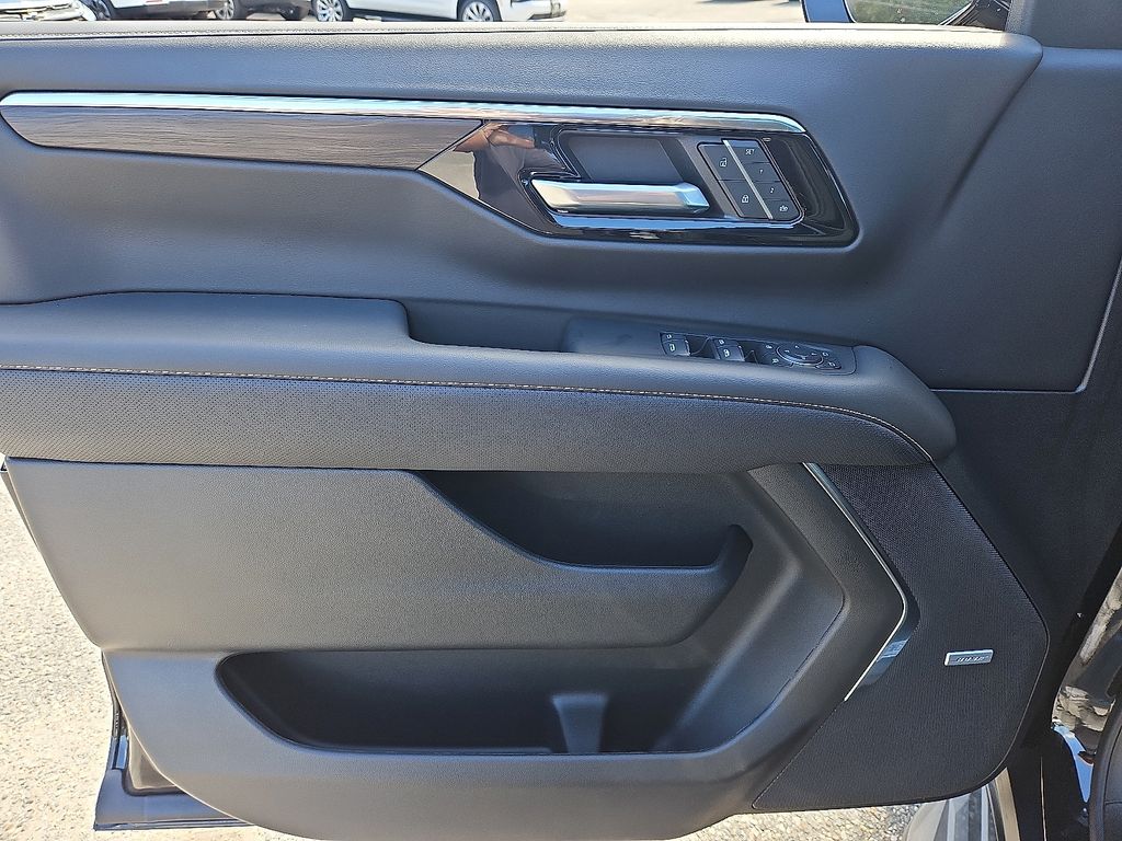 2025 Chevrolet Tahoe Premier Image 13 of 20