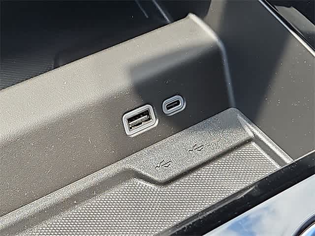 Vehicle image 17 of 22