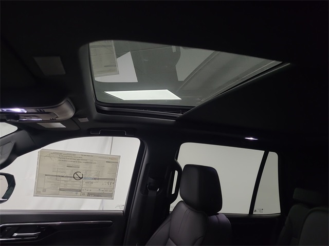 Vehicle image 33 of 36