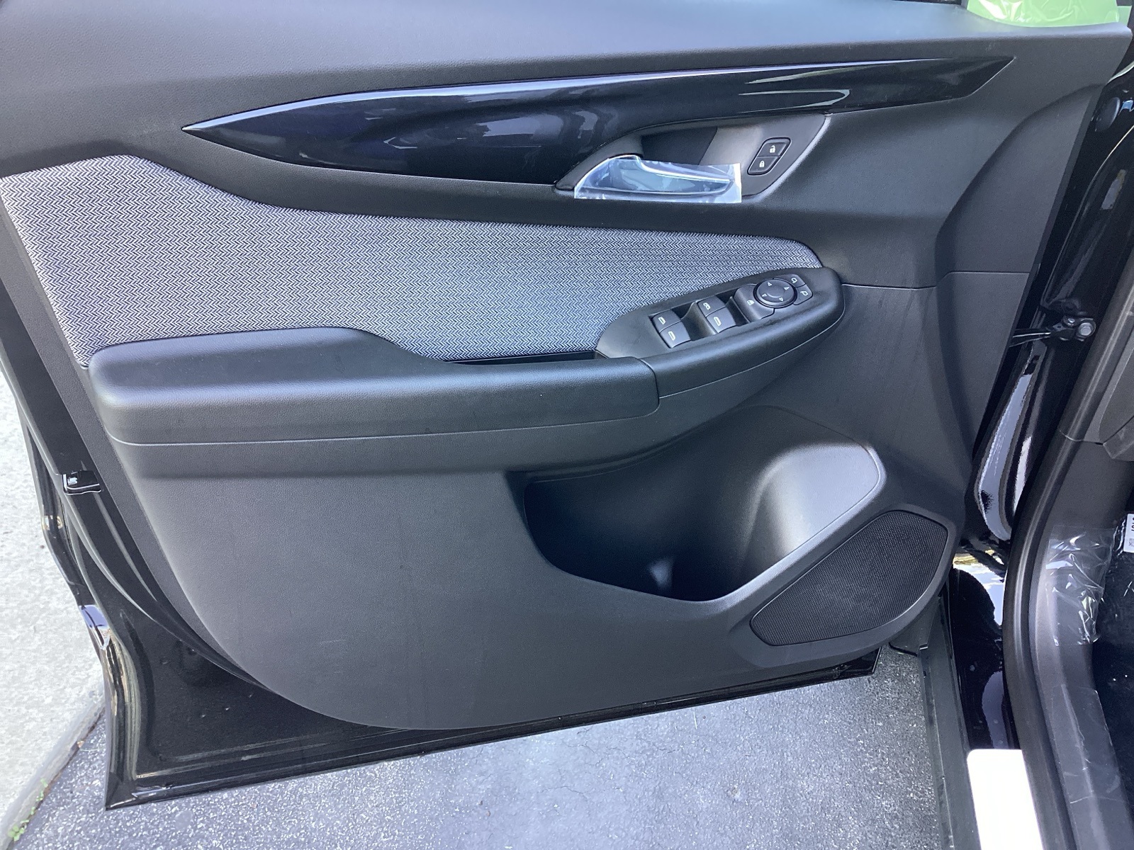 Vehicle image 28 of 32