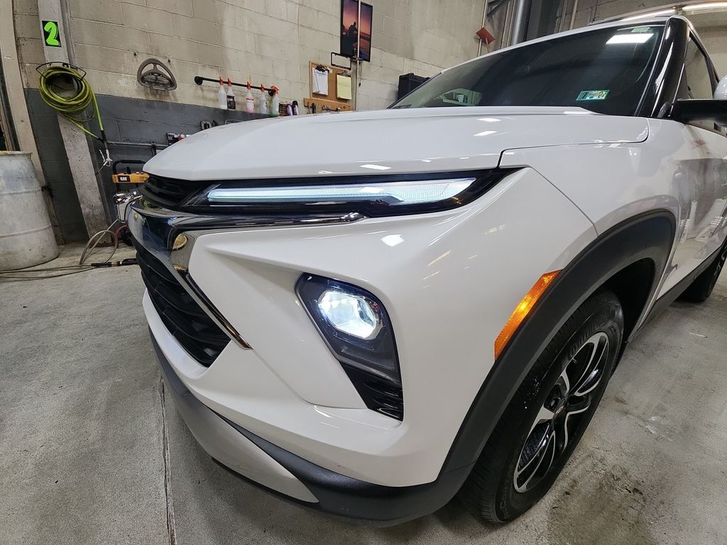 2025 Chevrolet Trailblazer LT Image 2 of 37