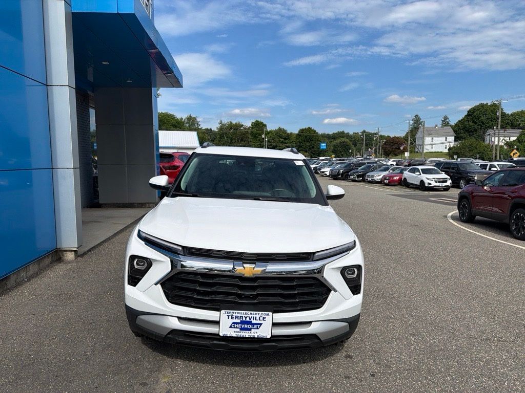 2025 Chevrolet Trailblazer LT Image 2 of 25