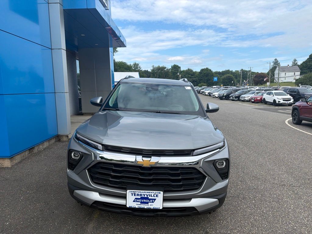 2025 Chevrolet Trailblazer LT Image 2 of 23