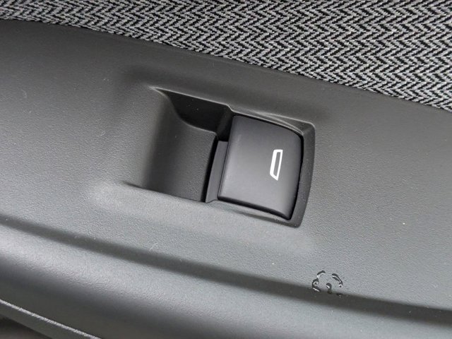 Vehicle image 37 of 39