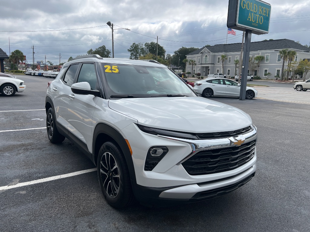 2025 Chevrolet Trailblazer LT Image 2 of 16